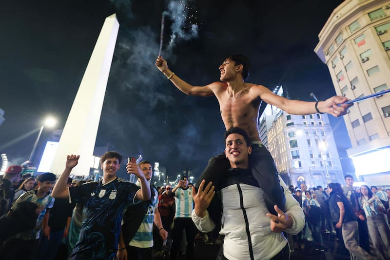Aficionados celebran el triunfo de Argentina frente a Inglaterra en la semifinal del Mundial 2026, en Buenos Aires.