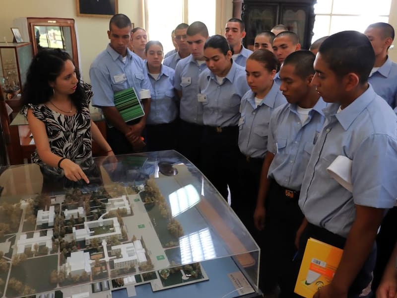 Los aspirantes de este año realizaron un recorrido por las instalaciones de la Institución. Foto (@escuelanavalargentina)