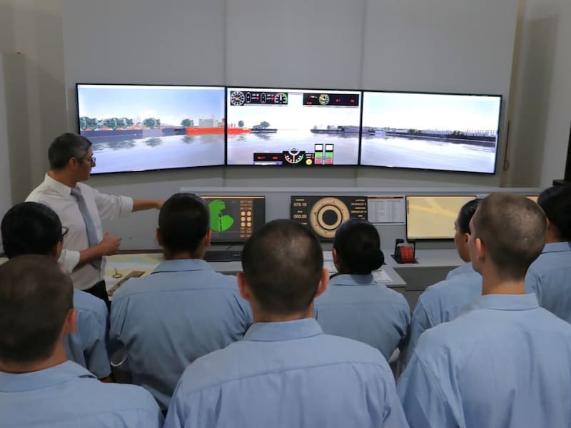 Los aspirantes de este año realizaron un recorrido por las instalaciones de la Institución. Foto (@escuelanavalargentina)