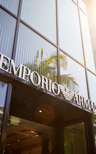 La marca que nació en los ’90, vivió una tragedia familiar y hoy trae Armani a la Argentina