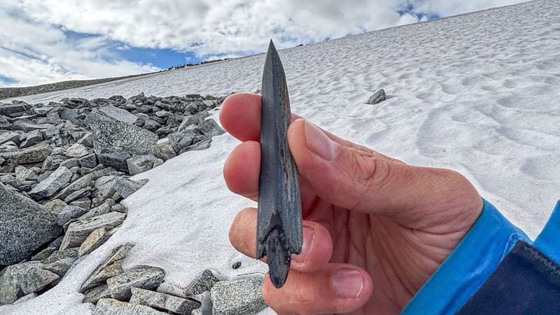 Punta de flecha de pizarra hallada en el glaciar noruego, con una antigüedad estimada de entre 5.000 y 6.000 años.