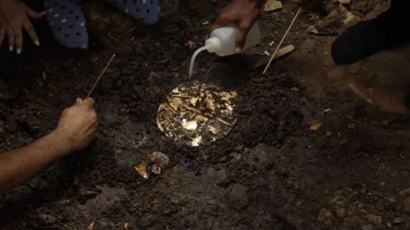 La sepultura, denominada Tumba 3, fue detectada en 2009 por la concentración de fragmentos cerámicos y metal en la superficie.