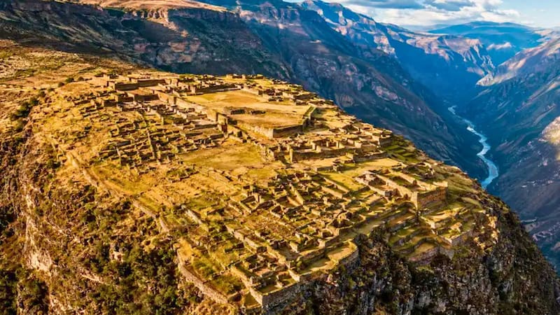Arqueólogos encuentran el mayor tesoro incaico de la magnitud del Machu Pichu: recuperan más de 3.000 piezas de oro, plata y cobre.