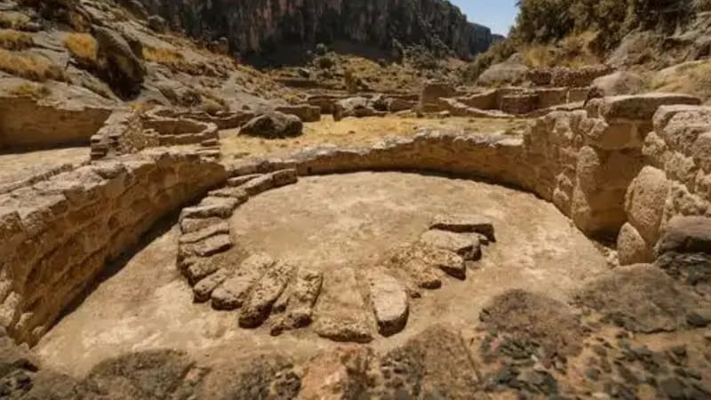 Arqueólogos encuentran el mayor tesoro incaico de la magnitud del Machu Pichu: recuperan más de 3.000 piezas de oro, plata y cobre.