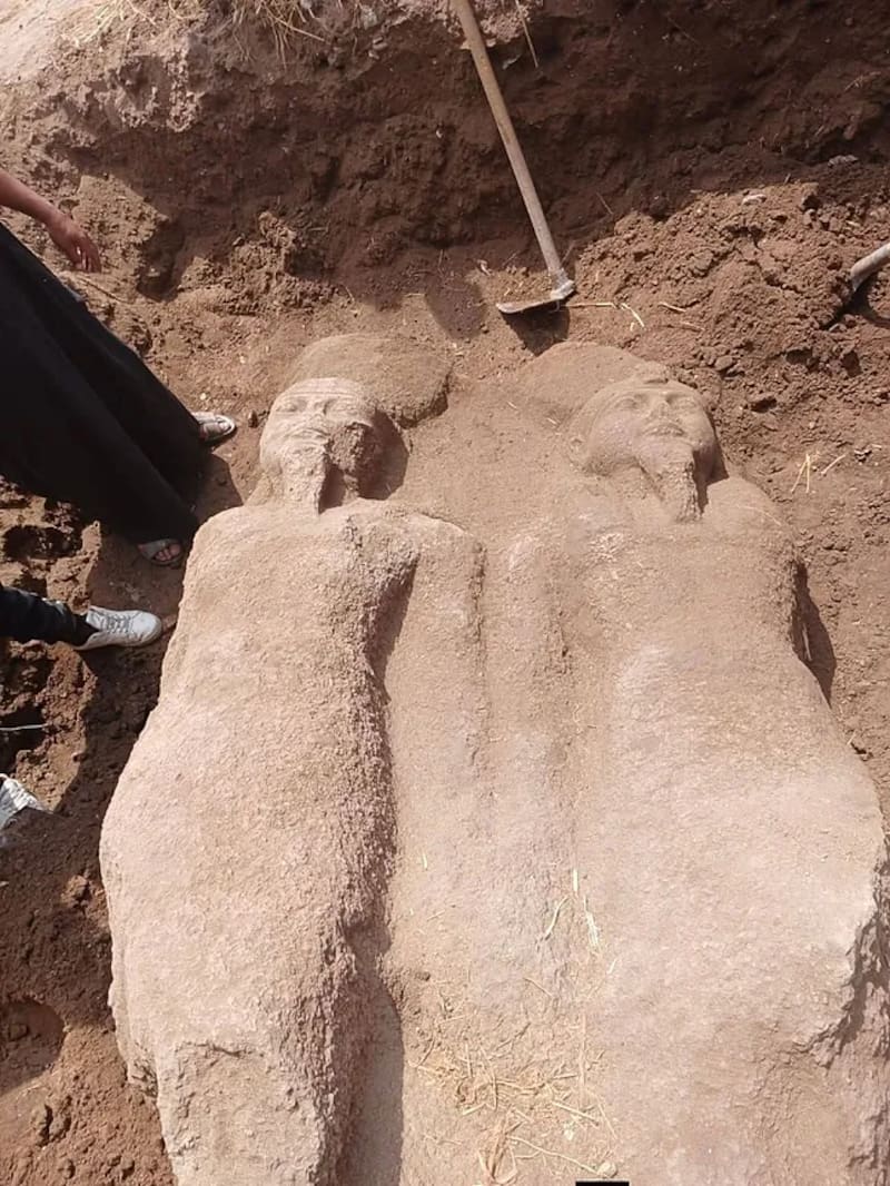 El fragmento conserva la parte superior del cuerpo: mide aproximadamente 2,20 metros de altura y su peso ronda las cinco o seis toneladas.