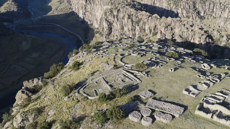 Arqueólogos encuentran el mayor tesoro incaico de la magnitud del Machu Pichu: recuperan más de 3.000 piezas de oro, plata y cobre.