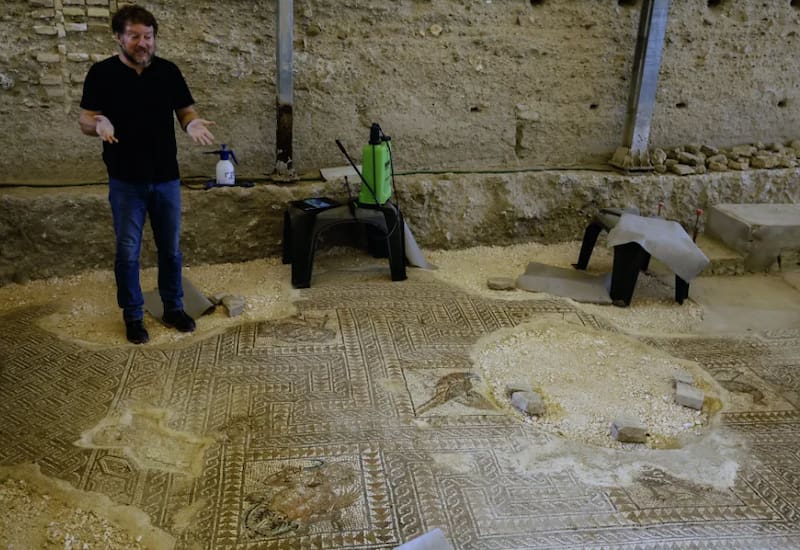 Arqueólogos descubren un mosaico oculto de la antigua Roma en el país: revela el lujo, la ostentación y la riqueza del Imperio.