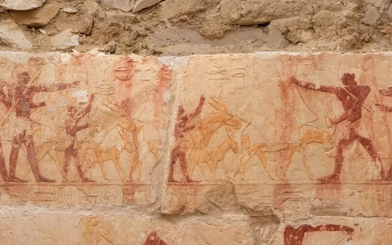 Arqueólogos españoles descubren en Egipto una tumba de hace más de 4000 años: conserva relieves, colores y detalles únicos de la V dinastía.