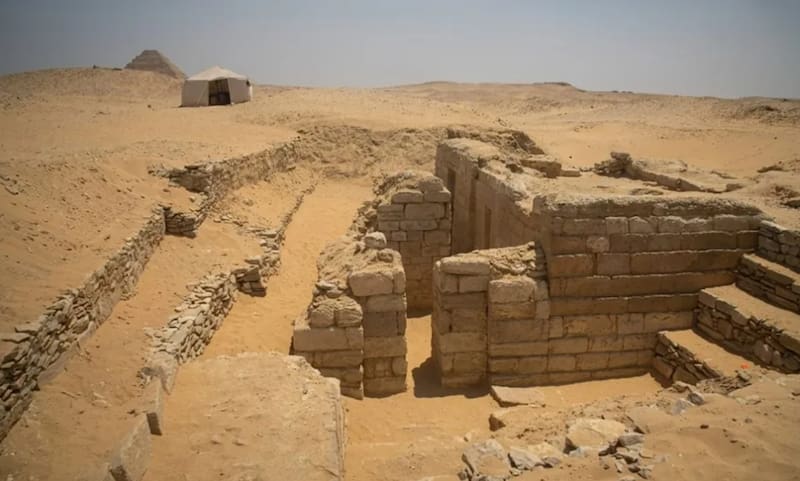 Arqueólogos españoles descubren en Egipto una tumba de hace más de 4000 años: conserva relieves, colores y detalles únicos de la V dinastía.