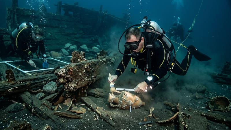 Hallazgo milenario en Suiza: encuentran mas de 1.000 artefactos antiguos en un lago.