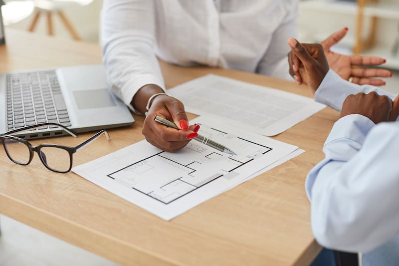Qué reformas en una vivienda pueden necesitar permiso de la comunidad de vecinos y qué límites marca la Ley de Propiedad Horizontal.