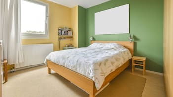 Arquitecto lo confirma | Esta es la única ubicación correcta para colocar la cama en una habitación pequeña que gana espacio y comodidad