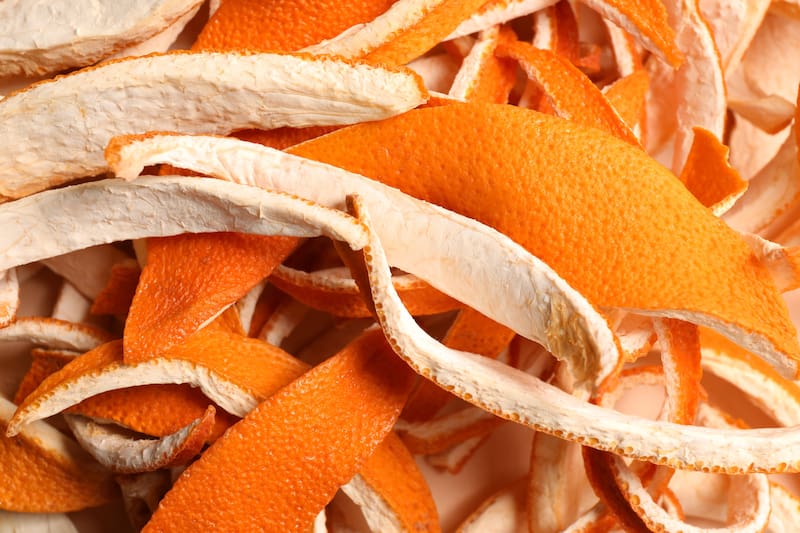 Arrojaron 12.000 toneladas de cáscaras de naranja en un terreno seco. 16 años después ocurrió un milagro inesperado de la naturaleza. (Fuente: Shutterstock)