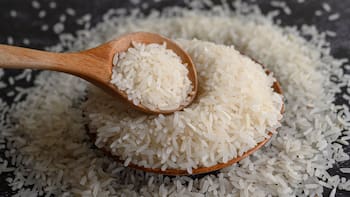 Qué pasa si deja el arroz fuera de la heladera por mucho tiempo: el peligro que suele pasar desapercibido