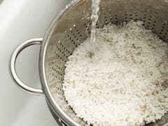 Por qué lavar el arroz y para qué sirve: la verdadera razón de esta técnica culinaria recomendada por expertos