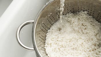 Por qué lavar el arroz y para qué sirve: la verdadera razón de esta técnica culinaria recomendada por expertos