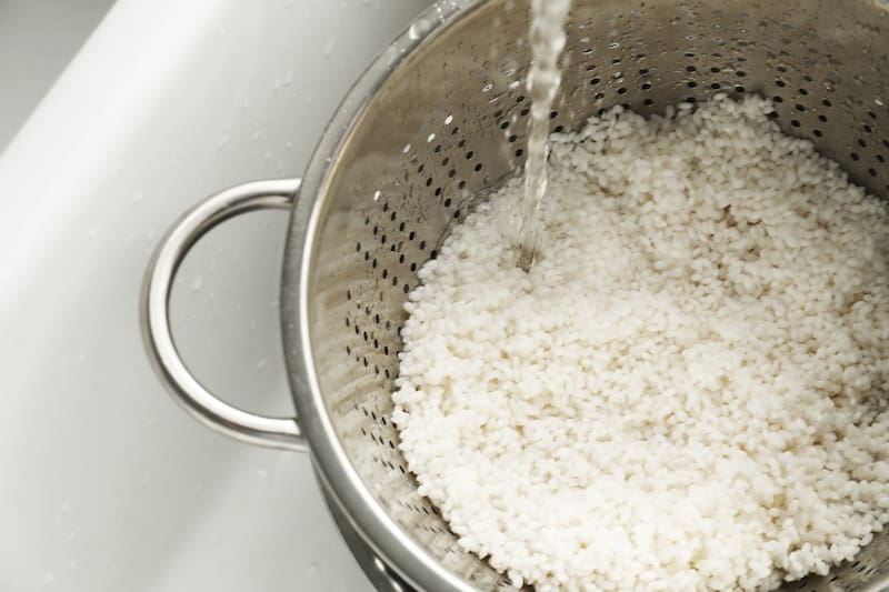 Los chefs recomiendan nacarar el arroz.