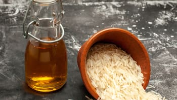 Por qué mezclar media taza de arroz con una cucharada de aceite esencial: por qué recomiendan hacerlo y para qué sirve