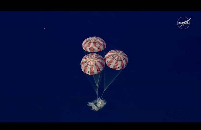 SPACE (-), 10/04/2026.- A handout screen grab taken from a video and made available on 10 April 2026 at 18:08 CST by the National Aeronautics and Space Administration (NASA) shows the Orion spacecraft 'Integrity' during splashdown in the Pacific Ocean, 10 April 2026. EFE/EPA/NASA HANDOUT HANDOUT EDITORIAL USE ONLY/NO SALES