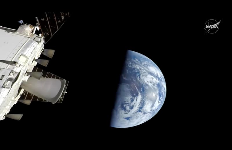 SPACE (-), 11/04/2026.- A handout screen grab taken from a video and made available on 10 April 2026 at 16:16 CST by the National Aeronautics and Space Administration (NASA) shows Earth as seen from the Orion spacecraft 'Integrity' during its approach to re-entry, 10 April 2026. The spacecraft is expected to reach speeds of up to Mach 32 during atmospheric re-entry. EFE/EPA/NASA HANDOUT HANDOUT EDITORIAL USE ONLY/NO SALES