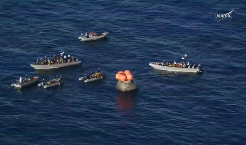 AME2263. BOGOTÁ (COLOMBIA), 10/04/2026.- Captura de imagen de una transmisión de la NASA de botes cerca a la capsula Orión, con los tripulantes de Artemis II, luego de amerizar este viernes, en el Pacífico frente a la costa de California (EE.UU.). EFE/ NASA /SOLO USO EDITORIAL /NO VENTAS /SOLO DISPONIBLE PARA ILUSTRAR LA NOTICIA QUE ACOMPAÑA /CRÉDITO OBLIGATORIO