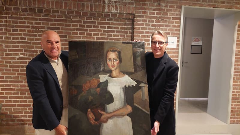 Arthur Brand y el periodista John van den Heuvel posando con la obra.
