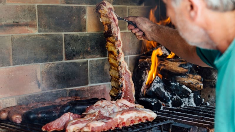 Mezclar bicarbonato en el fuego del asado colabora en una combustión más pareja y duradera. Foto (Archivo)
