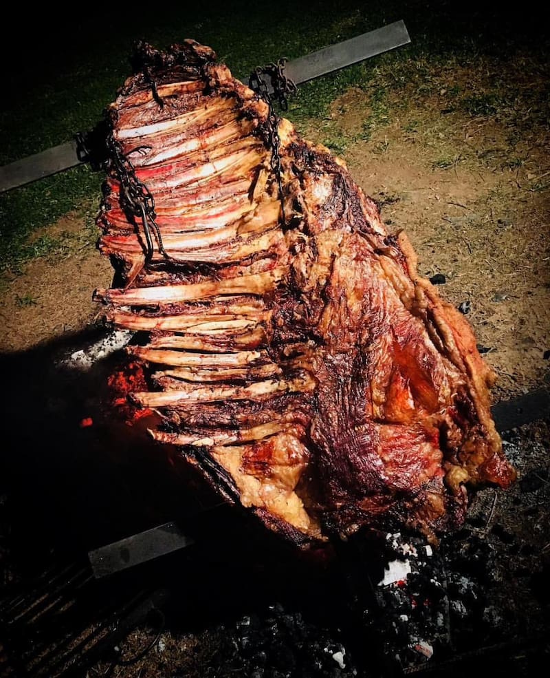 El asado es un clásico de este restaurante de campo.