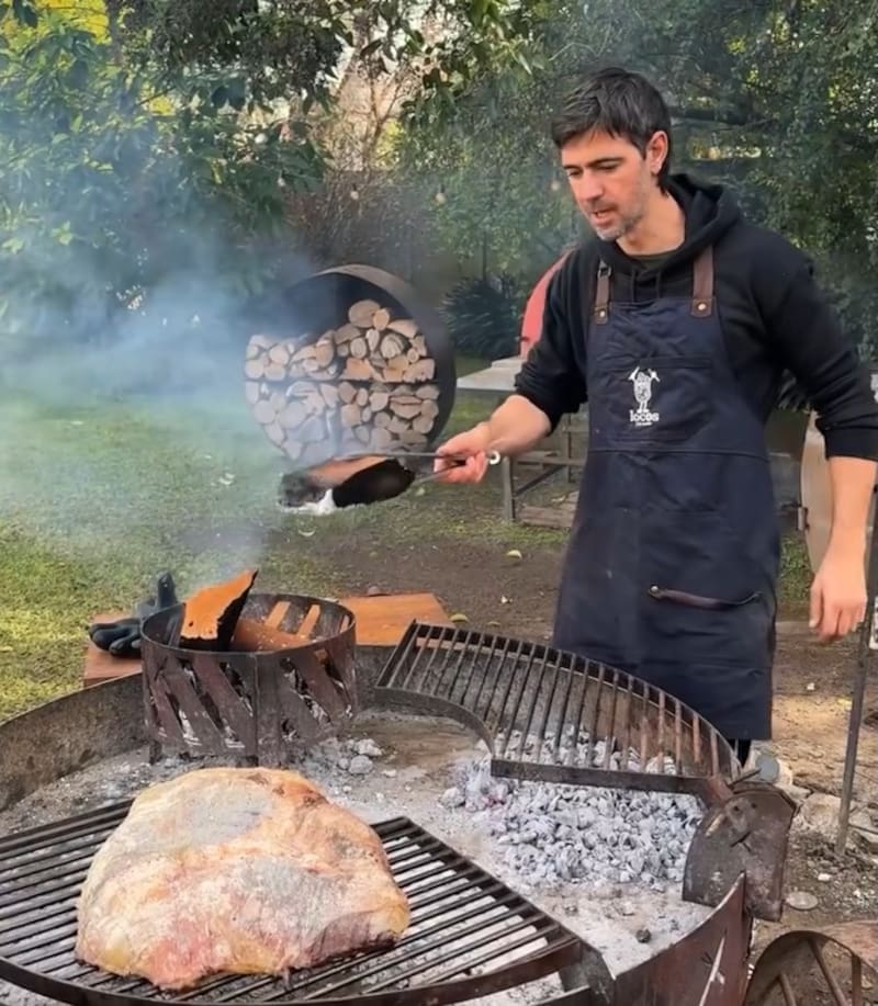 Luciano “Laucha” Luchetti, de Locos x el Asado: para el vacío perfecto se debe poner “tres horas del lado de la grasa”.