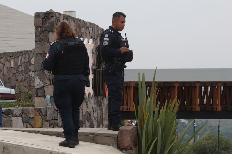 Policías custodian la zona donde se cometió un homicidio múltiple este miércoles, en el municipio Atizapan de Zaragoza
