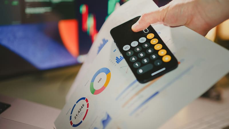 La estructura tradicional de las casas de bolsa descansa sobre los hombros del asesor, como el mítico Atlas que sostenía el mundo.