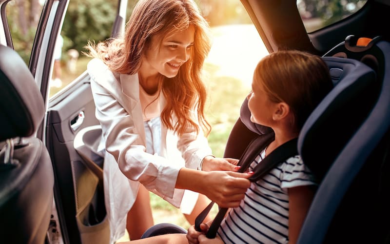 Los menores de 12 años que midan hasta 1.45 deben viajar en el asiento trasero del auto en una butaca especial.