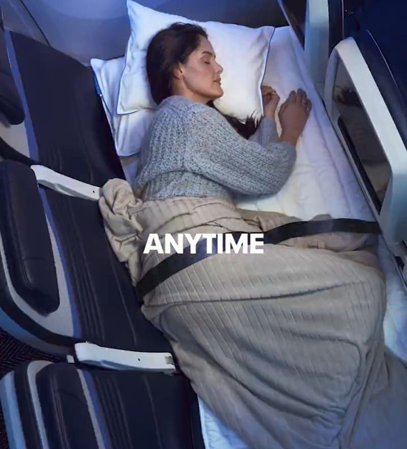 Los pasajeros de United Airlines podrán dormir cómodamente en los tres asientos reclinables y usar mantas y almohadas para mayor confort.
