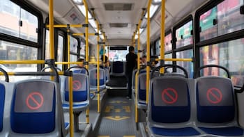 Se acabó pelear por un asiento en el Metrobús: la nueva norma que define quién puede sentarse y quién no desde hoy