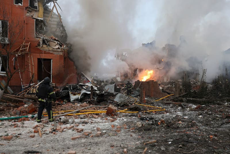 Rescatistas trabajan tras un ataque ruso con drones y misiles contra una zona residencial. Al menos una persona murió y ocho fueron rescatadas, entre ellas un niño.