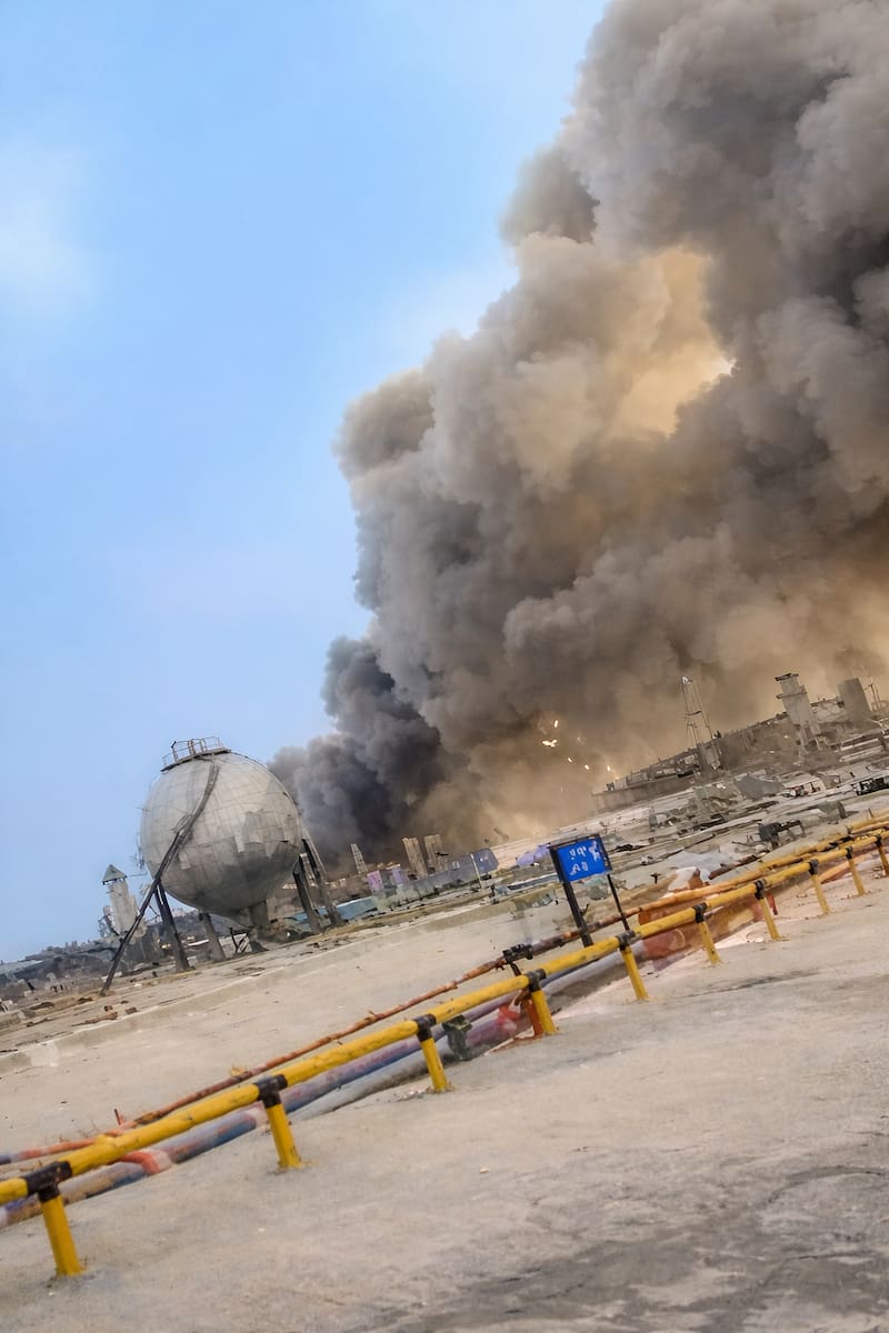 Los escombros de dos drones interceptados cayeron sobre la refinería y provocaron un incendio de carácter limitado.