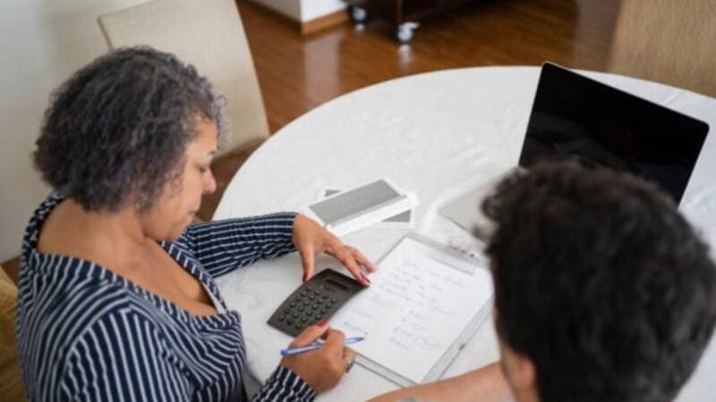 Auditar los resúmenes de cuenta de forma periódica permite detectar comisiones no autorizadas, débitos automáticos no reconocidos y servicios en desuso.