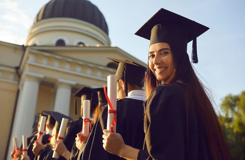 La validez de una profesión no reside en el soporte del documento, sino en la certeza jurídica que lo respalda. Fuente: Shutterstock.