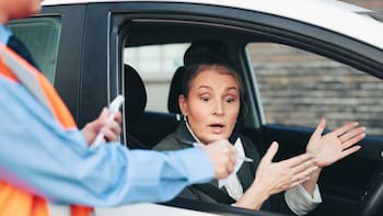 El hábito que parece completamente inofensivo ya tiene multa de miles de pesos: el 90% de los conductores lo hace todos los días