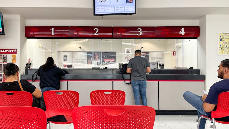 Retiro de dinero en efectivo en sucursales bancarias