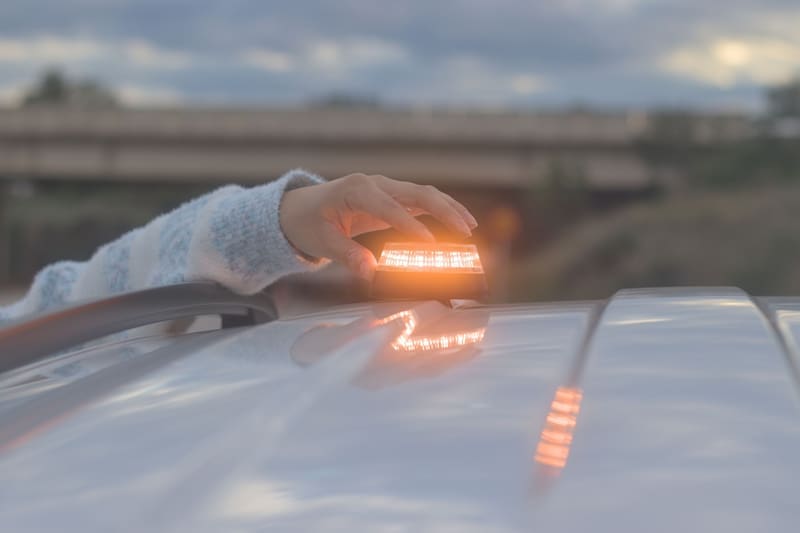 Todos los coches deberán llevar luces V-16 obligatorias desde enero de 2026: pueden suponer un riesgo para personas cardíacas (foto: archivo).