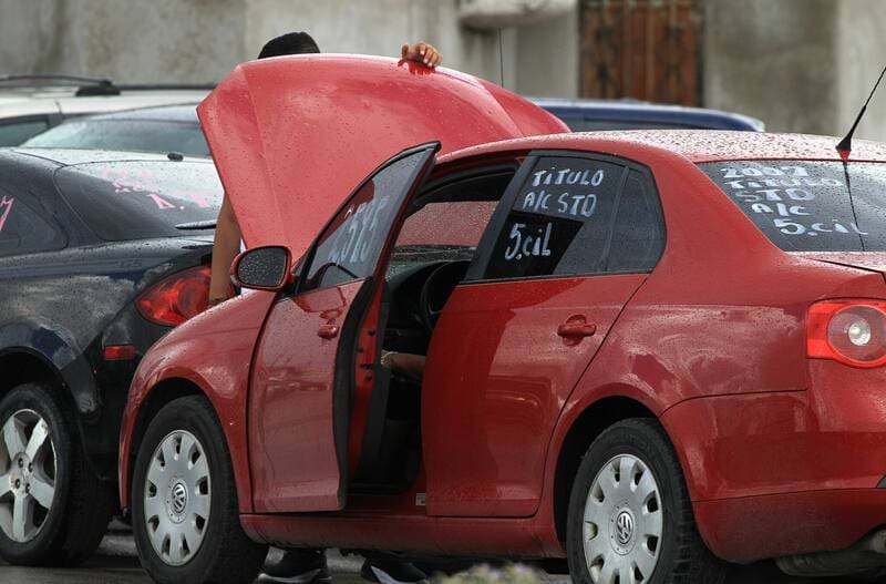 Palo directo a los conductores: el Gobierno restringirá que todos los coches comprados antes del 2025 circulen por estas carreteras (foto: EFE).
