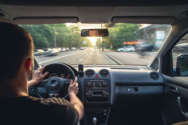 Palo a millones de conductores: el Gobierno restringirá transitar de a una sola persona por vehículo (foto: Freepik).