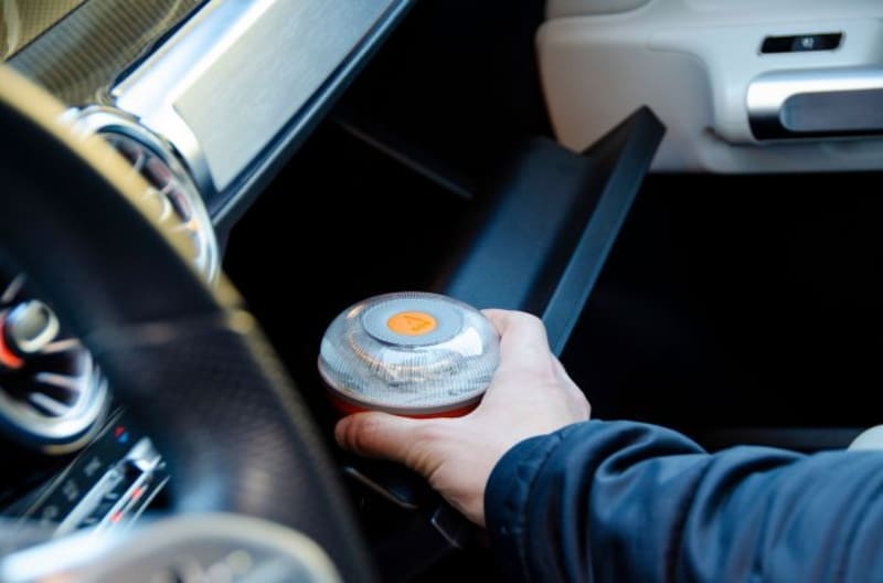 Todos los coches deberán llevar luces V-16 obligatorias desde enero de 2026: pueden suponer un riesgo para personas cardíacas (foto: archivo).