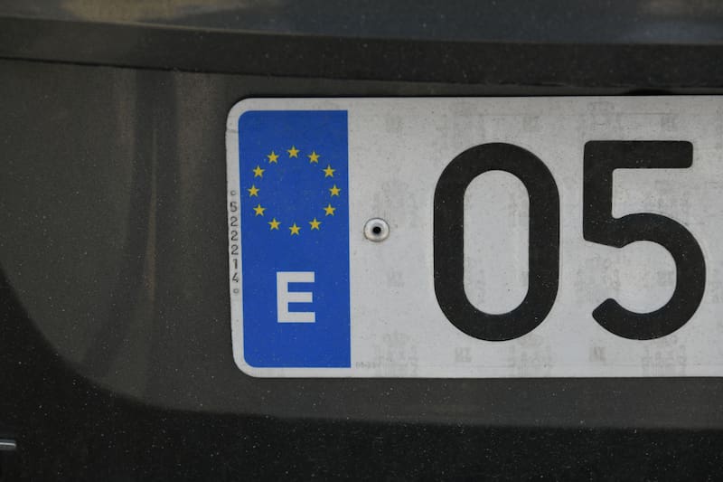 La diferencia entre las patentes normales y las rosas en Europa.