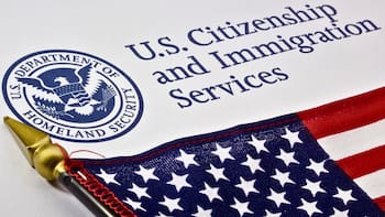 USCIS publicó la lista con los documentos obligatorios para todos los inmigrantes con Green Card: claves para ingresar y salir de EEUU