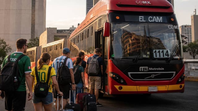 Adiós a las mochilas en el transporte público | Prohíben el uso de bolsos y morrales en el Metrobús