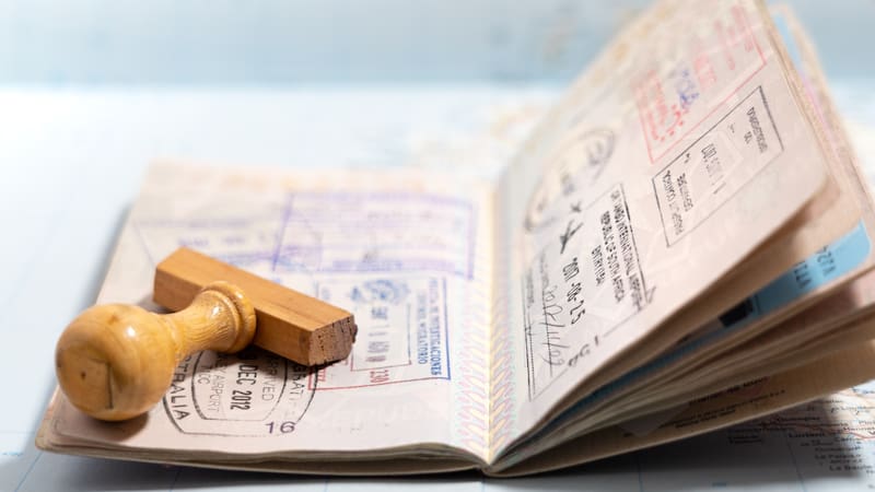 En el caso de menores, la presencia de ambos padres es obligatoria y la falta de permisos o formularios puede frenar el proceso. Fuente: Shutterstock.