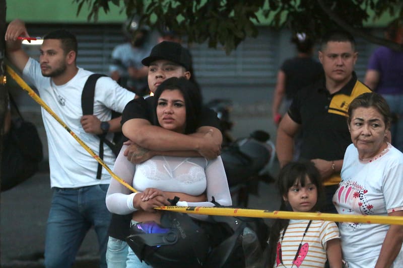 El atentado con carro bomba ocurrió en la madrugada frente al Comando de Policía de Norte de Santander y dejó once personas heridas.