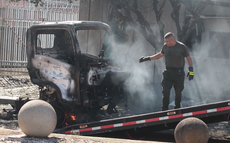 El atentado con carro bomba ocurrió en la madrugada frente al Comando de Policía de Norte de Santander y dejó once personas heridas.